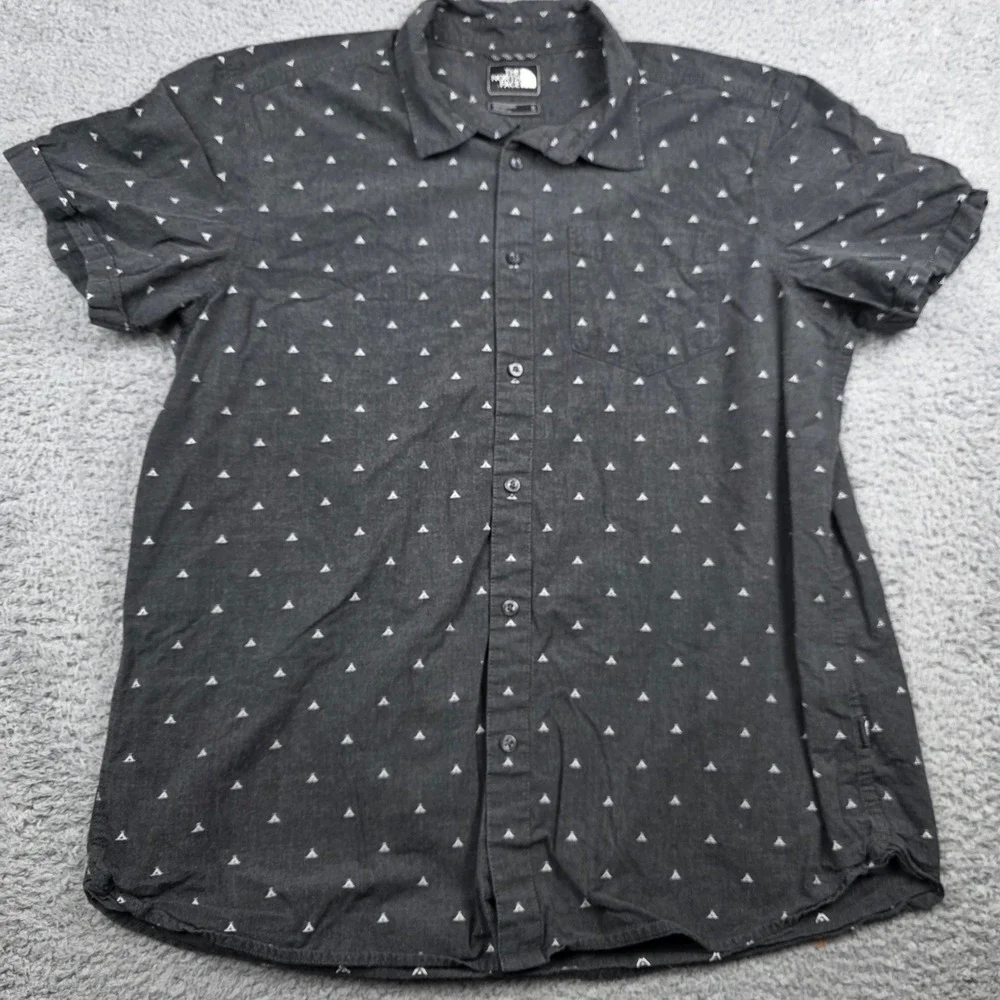 The North Face Mens‎ XL Short Sleeve Button Up Shirt Gray Triangle tent print